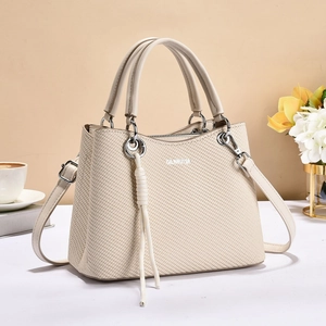 Elegante borsa tote beige con trama intrecciata, manici e tracolla regolabile