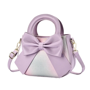 Minimalistische fliederfarbene Handtasche mit Schleife und Blumenprägung im Verlauf