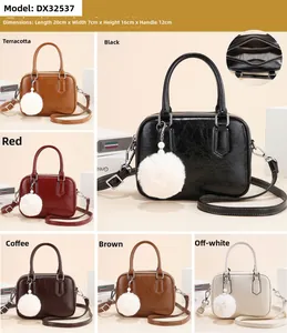 Vues détaillées du sac à main rectangulaire en six couleurs avec pendentif pompon