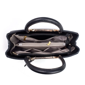 Vue de dessus du sac en cuir noir montrant l'intérieur compartimenté et la doublure