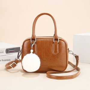 Sac à main Boston marron brillant avec pompon blanc et bandoulière réglable pour femme