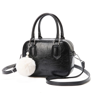 Sac Boston noir mat avec charm en peluche et bandoulière réglable pour femmes