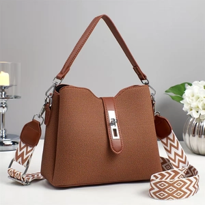 Sac seau tissé marron avec finitions cuir et large bandoulière géométrique brodée