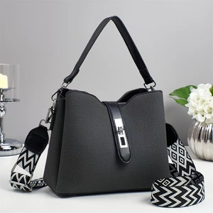 Sac seau tissé gris foncé avec finitions en cuir noir et bandoulière à motifs géométriques