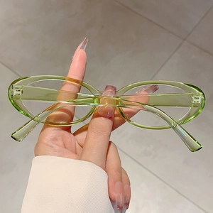 Détail des lunettes anti-lumière bleue ovales vert gelée avec monture en résine translucide
