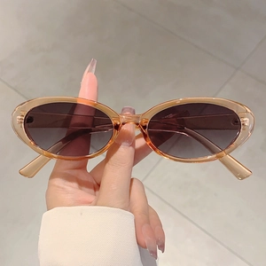 Lunettes de soleil ovales avec monture thé translucide et verres dégradés gris chic