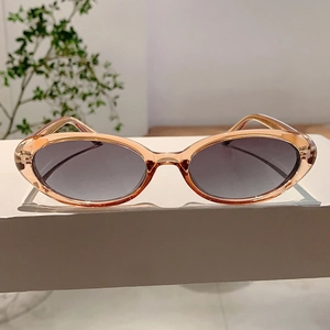 Gros plan détaillé de lunettes de soleil œil-de-chat ambre avec verres dégradés gris