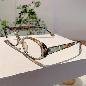 Gros plan de lunettes anti-lumière bleue ovales avec monture marbrée colorée
