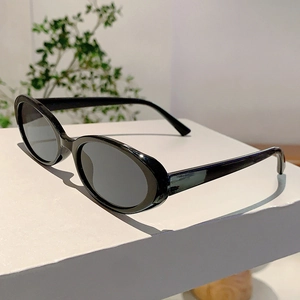 Vue latérale des lunettes de soleil ovales rétro avec monture noire et verres UV