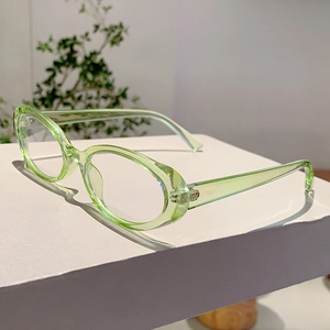 Détail de lunettes ovales vert clair transparent avec charnière en métal et monture