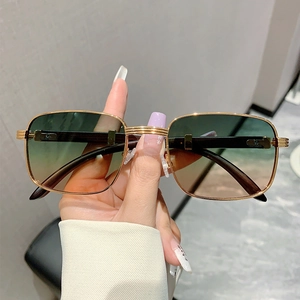 Lunettes de soleil carrées rétro avec texture bois et verres dégradés vert-brun