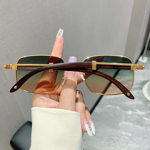 Détail de lunettes de soleil rétro avec branches aspect bois et verres dégradés