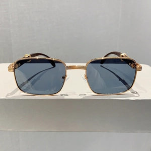 Vue détaillée des lunettes de soleil carrées en métal doré avec branches effet bois