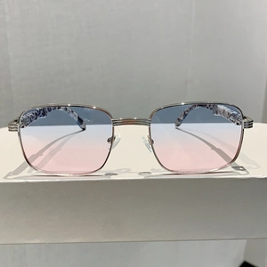 Vue détaillée de lunettes rectangulaires argentées avec verres dégradés et branches léopard