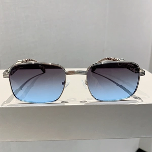 Détail macro des lunettes de soleil carrées en métal argenté à verres dégradés