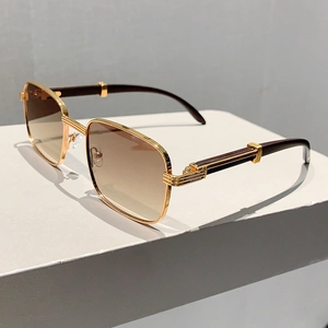 Détail de lunettes de soleil carrées vintage avec monture dorée et branches en bois