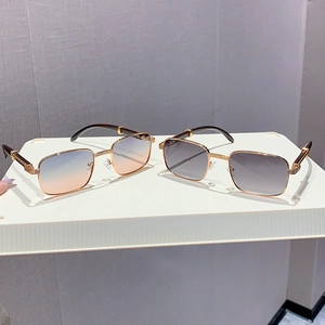 Lunettes de soleil rectangulaires rétro avec branches en bois et verres dégradés chic