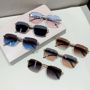 Lunettes de soleil carrées vintage grain de bois avec divers verres dégradés colorés