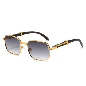 Lunettes de soleil rectangulaires rétro avec monture dorée et branches en bois foncé