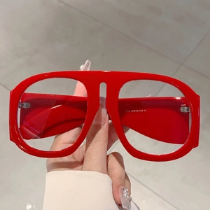 Lunettes rouges surdimensionnées anti-lumière bleue avec verres plats et pont large
