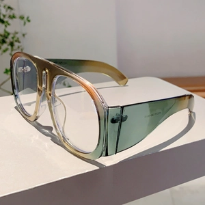 Gros plan de lunettes à monture dégradée avec détails des branches et de la lentille