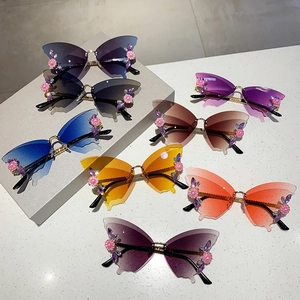 Schicke randlose Schmetterling-Sonnenbrille mit Verlaufsgläsern und Strassblumen