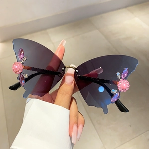 Detailansicht der schmetterlingsförmigen randlosen Sonnenbrille mit Strass und lila Verlauf