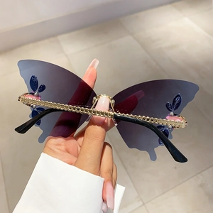 Detailansicht der schmetterlingsförmigen randlosen Sonnenbrille mit lila Farbverlauf-Gläsern