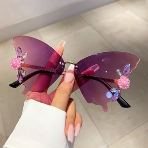 Randlose Schmetterlings-Sonnenbrille mit lila Verlaufsgläsern und funkelnden Kristallen