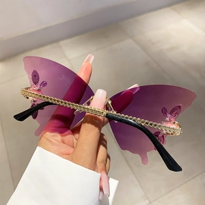 Nahaufnahme der randlosen Schmetterlings-Sonnenbrille mit lila Verlaufsgläsern und Goldkette