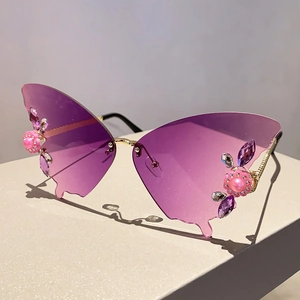 Detail der lila Schmetterling-Sonnenbrille mit Perlen- und Kristallverzierung am Flügel