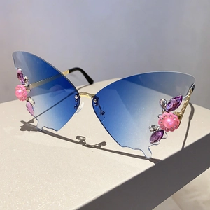 Detailansicht der schmetterlingsförmigen Sonnenbrille mit blauem Farbverlauf und Kristallen