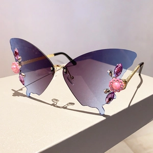 Detail der randlosen Schmetterlings-Sonnenbrille mit blauem Verlauf und Strassblume