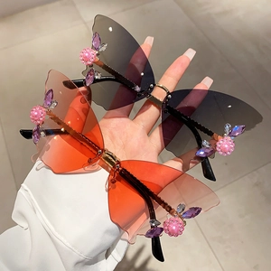 Schmetterlings Sonnenbrille in Übergröße mit Kristallen und Perlenblüten Verzierungen