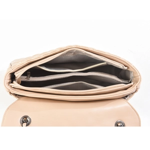 Beige Stepp-Umhängetasche mit organisierter Innenaufteilung und Metallkette