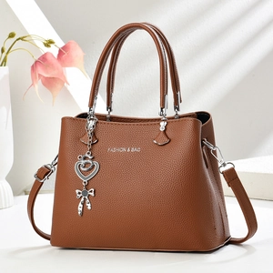 Sac fourre-tout en cuir marron avec breloque cœur et bandoulière amovible pour femme