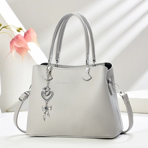 Sac fourre-tout tendance de grande capacité avec pendentif cœur et texture litchi blanc gris