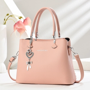 Sac fourre-tout rose à texture litchi avec breloque cœur et lettrage à la mode