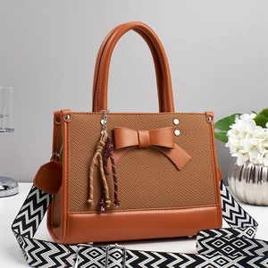 Sac à main en toile marron tendance avec décoration de nœud et bandoulière géométrique