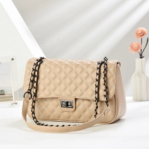 Schicke beige gesteppte Umhängetasche mit Metallkette und elegantem Drehverschluss