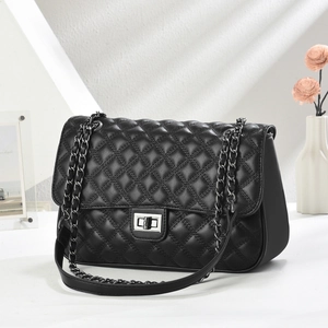 Klassische schwarze Stepptasche mit silbernem Kettenriemen und Metall-Drehverschluss