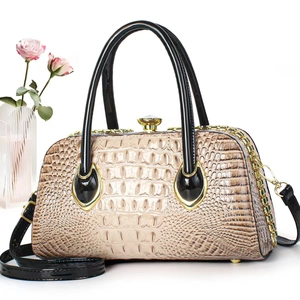 Borsa a mano da donna con stampa coccodrillo, finiture in vernice e chiusura dorata