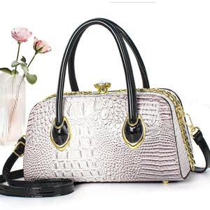 Elegante borsa a mano bianca con stampa coccodrillo, dettagli oro e tracolla nera