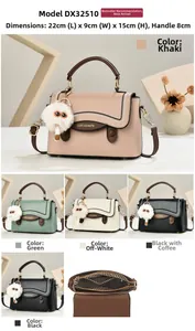Détail du sac bandoulière carré pour femme avec serrure métal et breloque peluche