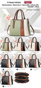 Detailansicht der Innenfächer und Abmessungen der großen Damenhandtasche mit viel Platz