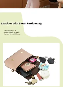 Détail intérieur d'un sac bandoulière grande capacité avec téléphone et maquillage