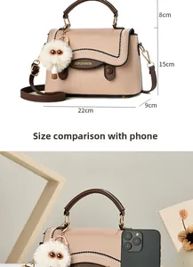 Dimensions détaillées du mini sac beige avec lanières brunes et pompon en peluche