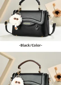 Détail d'un sac bandoulière vintage noir avec clous blancs et pendentif chat peluche