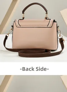 Vue arrière détaillée d'un sac bandoulière beige avec sangle marron et détails dorés