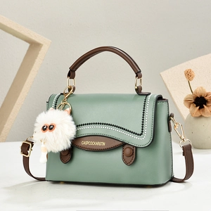 Sac bandoulière vintage en cuir PU vert et marron avec breloque en peluche blanche